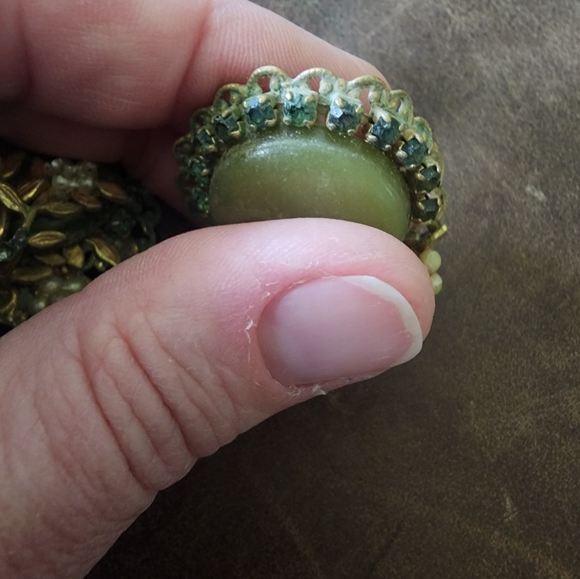 Vintage green clip on earrings - Picture 6 of 8